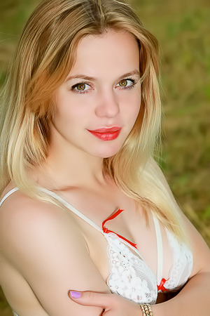 Sexy Russian blonde Elisa Liv