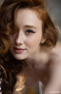 Alice Mido Gives Her Shaved Pussy To A Show
