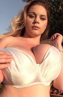 Holly Garner All-natural Blonde Goddess With Huge Breasts