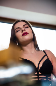 Sarah Smith Get Pure Pleasure Through Her Entire Body