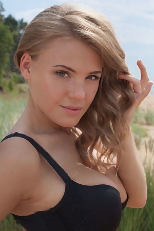 Busty Beauty Viola Bailey 