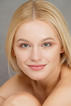 Uninhibited Xena Confidently Poses Naked