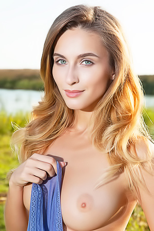 Sunshine Beauty Cara Mell Looks Very Hot
