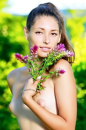 Sweet Young Girl Sereno In Nature
