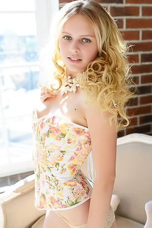 Blondie shows the naked beauty of her curvy body.