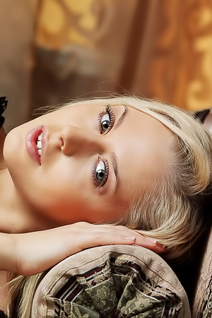 Hottie orgasms through lingerie