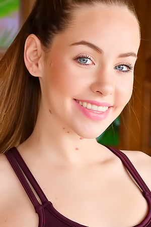 Sexy Brunette Naomi