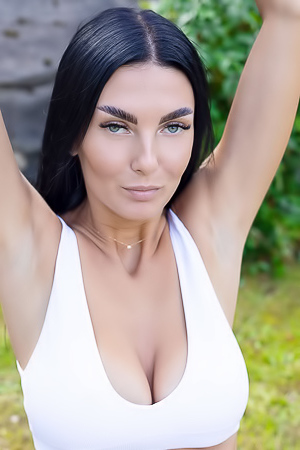 Simon Expose Her Plump-lipped Pussy To The Summer Breeze