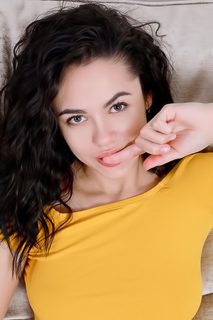 Dzhili Shows Enticing Rear View Of Her Perfect Ass