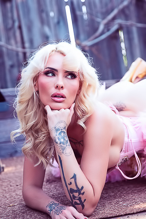 Shia Snow Hot Sexbomb With Pretty Face And Curly Blond Hairs And Perfect Boobs