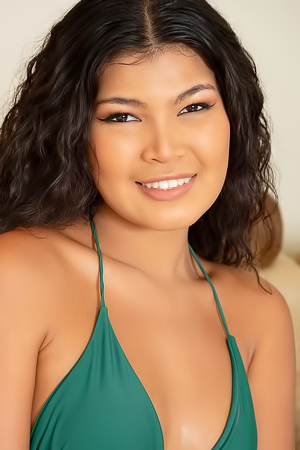 Rosah & Kathai Spread Wide To Flaunt Her Plump-lipped Pussy