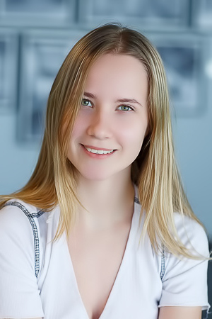 Delizi Adorable Blonde Bombshell With Curves That Captivate And A Playful Spirit