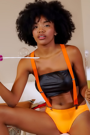 Keysi Enjoys Playful Bubbly Thrill In Bra And Panties With Vivid Imagination