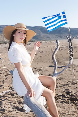 Layla Scarletts alluring Abu Dhabi beach escapade