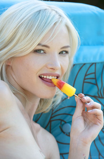 Zazie S Uses The Popsicle As A Dildo And Pleasure Herself