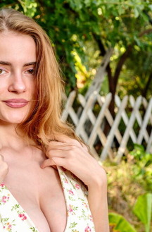 Marria Leeah Her Big Breasts Jiggling And Bouncing Alluringly